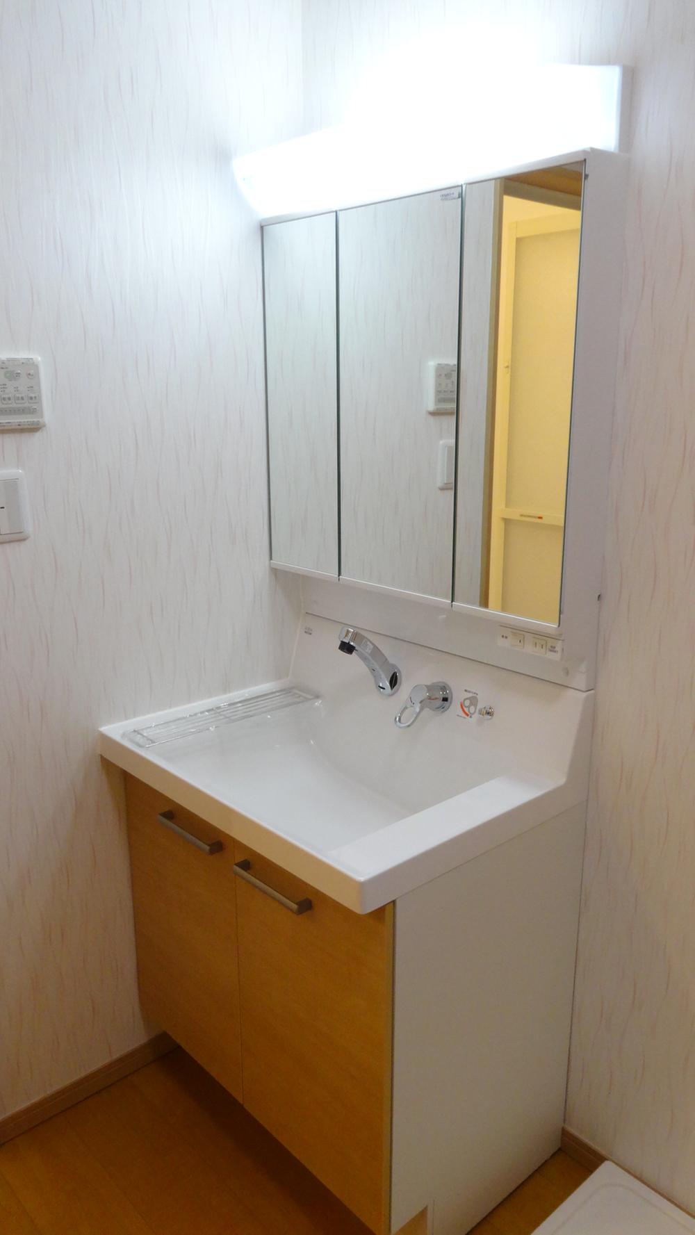 Wash basin, toilet. About 3 wide basin space three-sided mirror shampoo with dresser of the Pledge!