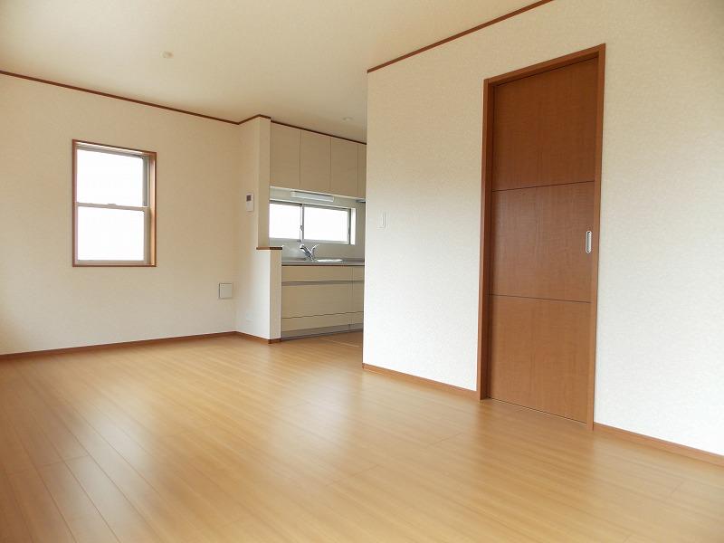 Same specifications photos (living). Since LDK is long from east to west, Plug is a wide range of positive from the south, (^_^) We become a bright day LDK from morning to evening /