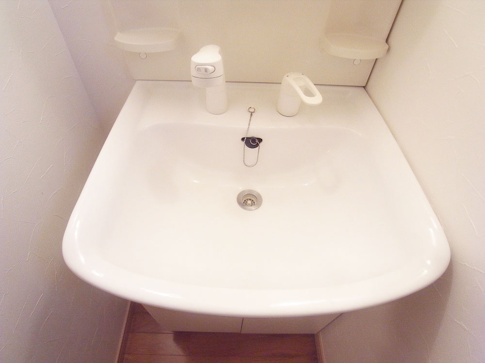 Washroom. With shampoo dresser