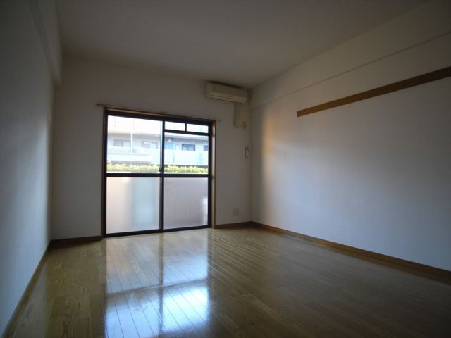 Living and room. Widely felt.