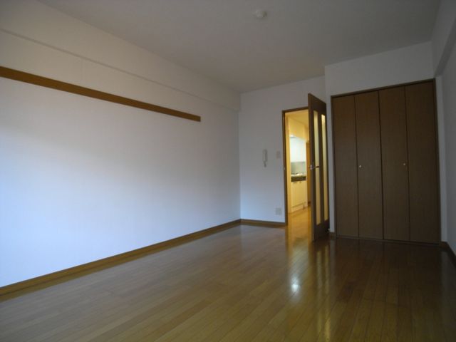 Living and room. Excellent sound insulation.