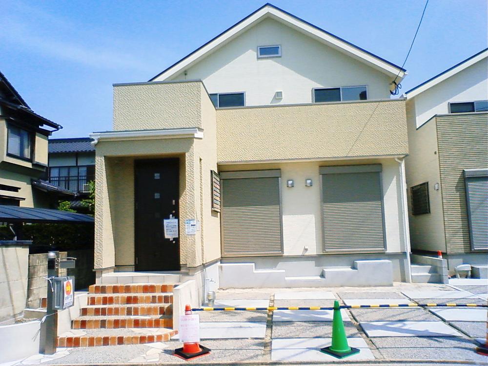 Local appearance photo. Local (April 2012) shooting