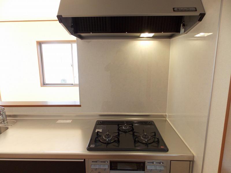 Kitchen. It is gas specification!  Firepower also strongly, Stir-fry, such as fried rice ・ Others will show their ability in a variety of dishes! ! (^_^) /   ◆ It becomes the same specification photo ◆