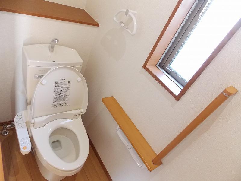 Toilet. Also with window, Brightness ・ Ventilation are both good Of course Washlet ・ Heating toilet seat ・ Deodorization function is standard equipment (^_^) /