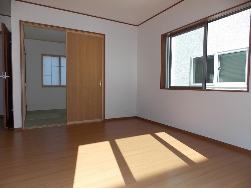 Same specifications photos (living). LDK and the Japanese-style room is Tsuzukiai (^. ^) / ~~~ The living space of calm and close the partition door, Open and widely is transformed into open space (^_^) /