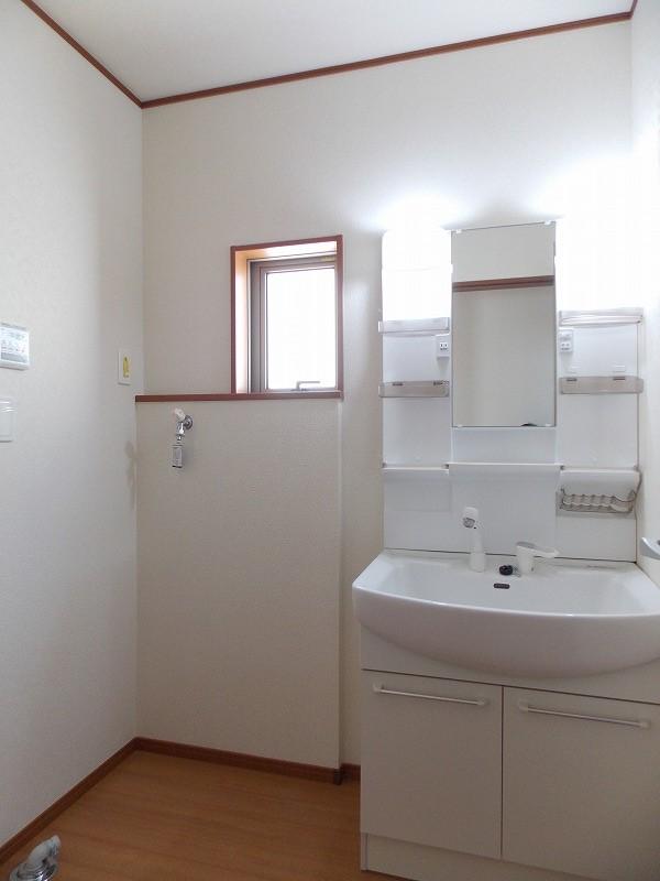 Wash basin, toilet. Also equipped with a window in the washroom, Also from the moisture of the bath up it will also be alleviated by (^_^) /