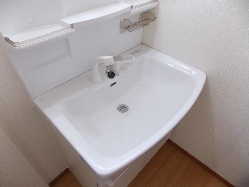 Wash basin, toilet. Spacious wash basin with shower faucet (^_^) /  Since the wider washstand, (^_^) It can be used with confidence in a weak little children to wash the face /