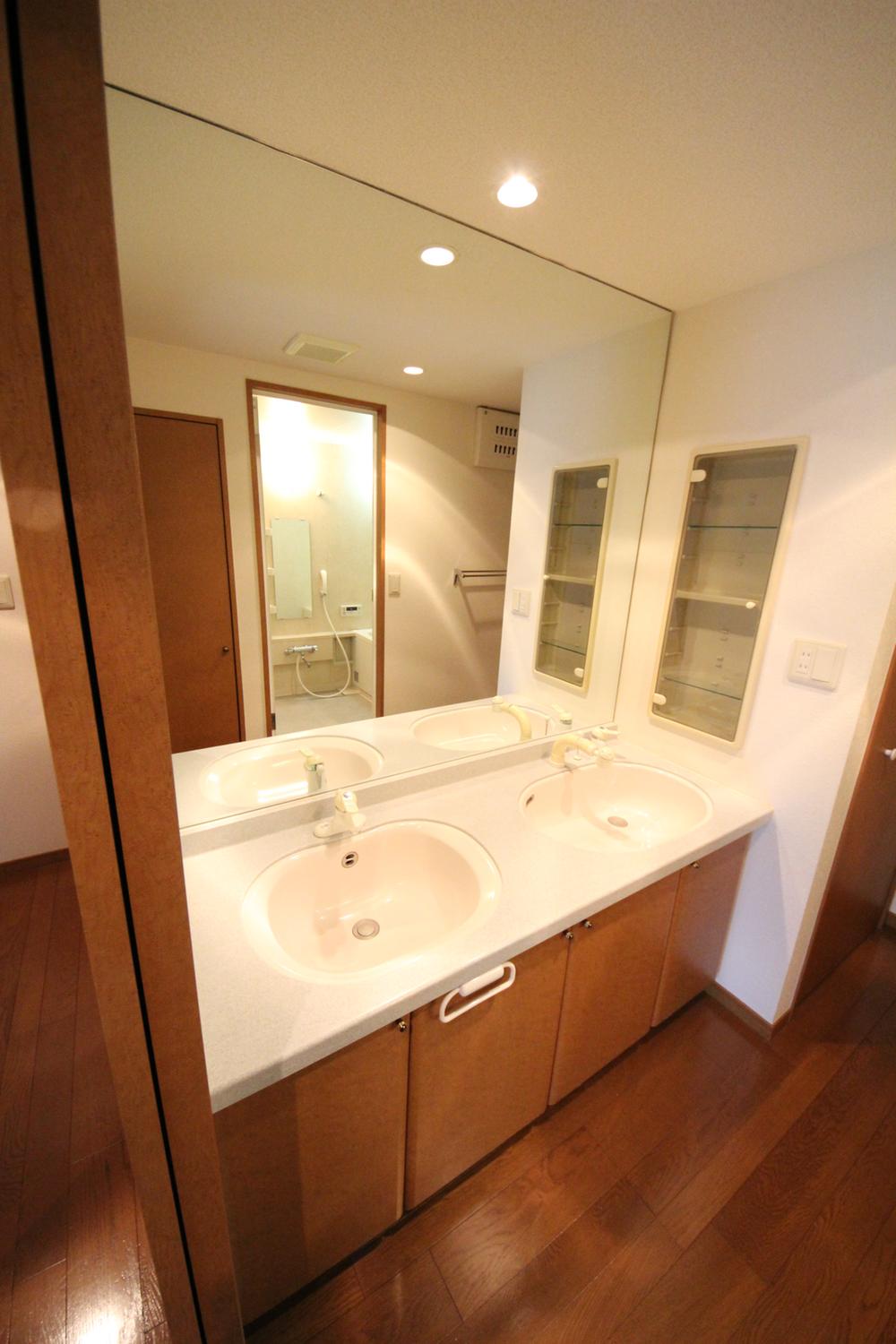 Wash basin, toilet. Local (10 May 2013) Shooting