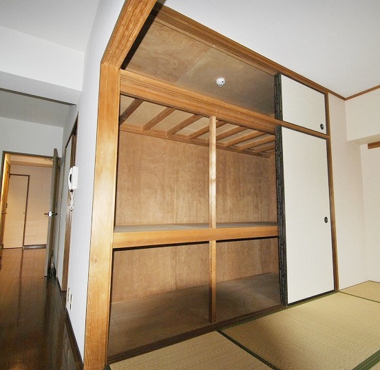 Receipt. Closet of large capacity