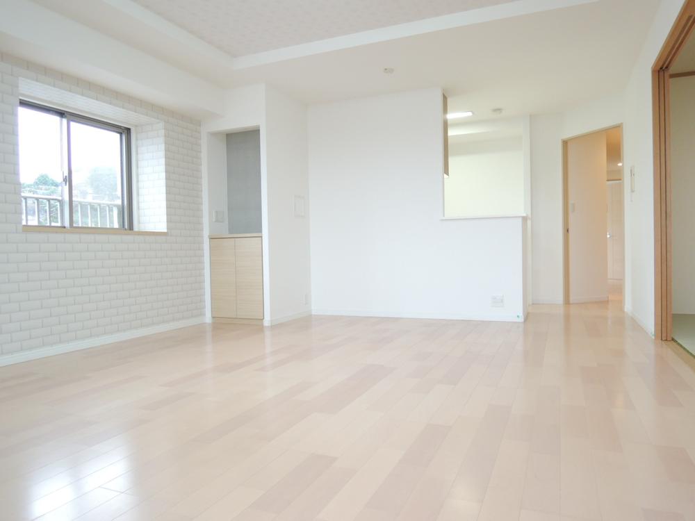 Living. Spacious about 17 tatami living