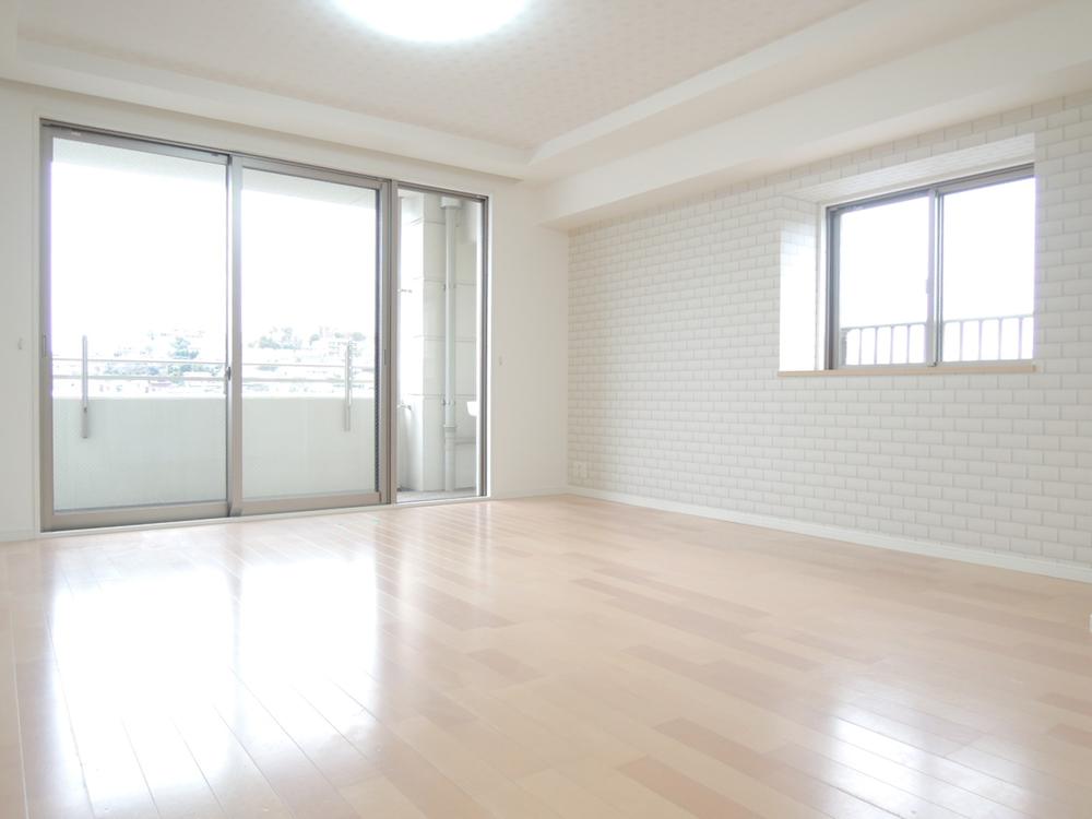 Living. Very bright living room with 2 Men'irodori light