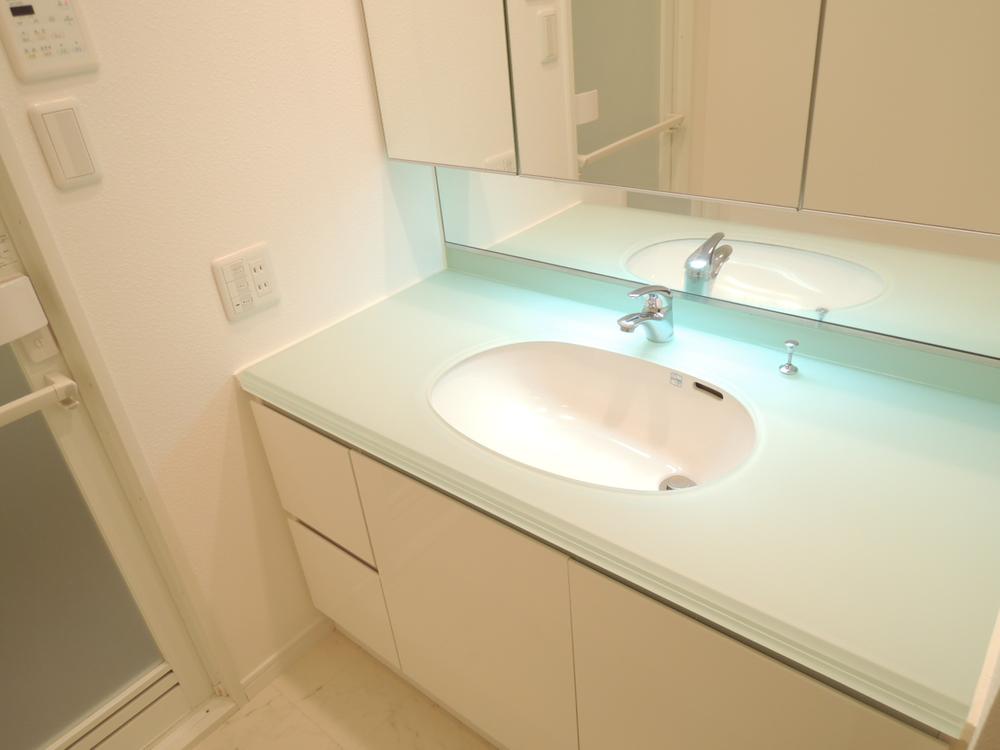 Wash basin, toilet. Spacious washroom