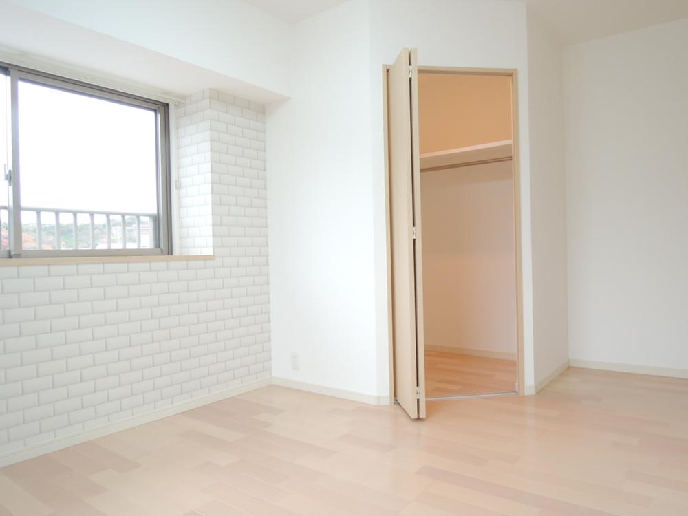 Non-living room. Walk-in closet as seen from the Western-style