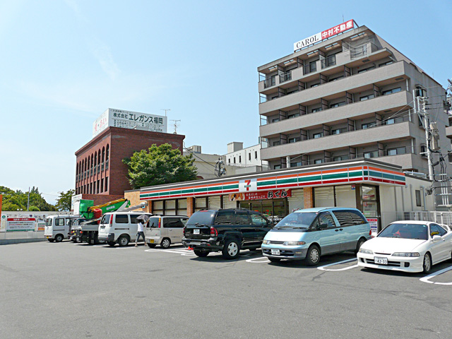 Convenience store. Seven-Eleven (convenience store) to 200m