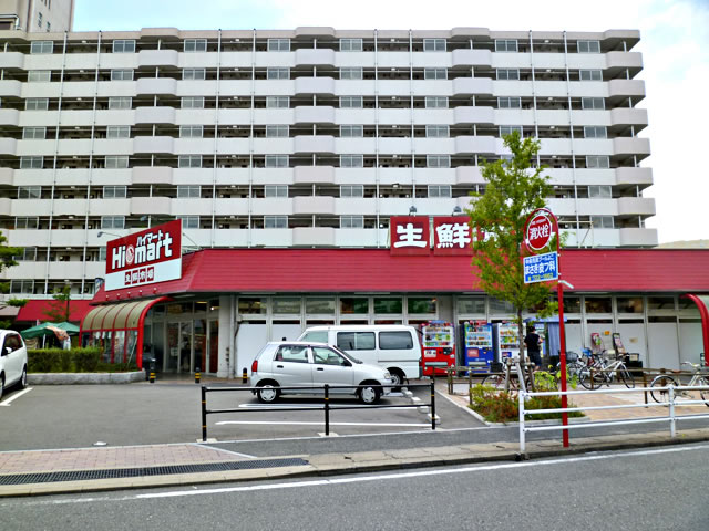 Supermarket. 350m to the fresh market (super)