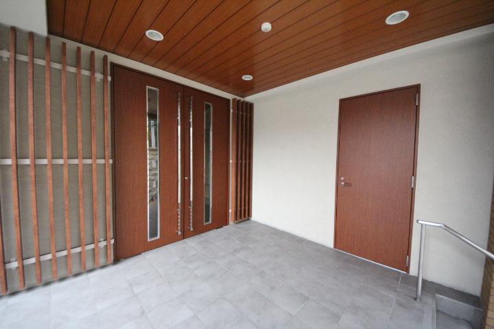 Local appearance photo. It is the entrance of the door with a profound feeling.