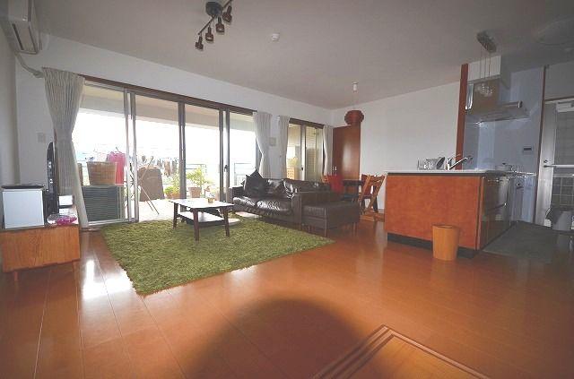 Living. The main living room. I want you to feel the breadth from the floor plan (* ^ _ ^ *)