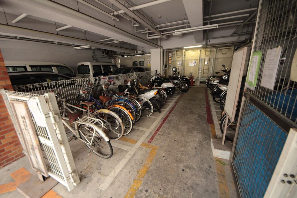 Parking lot. Local (10 May 2013) Shooting