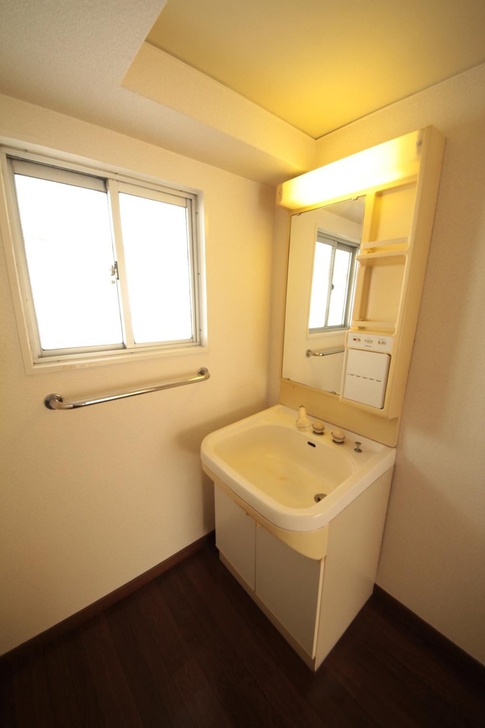 Wash basin, toilet. Local (10 May 2013) Shooting
