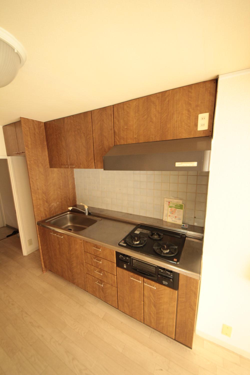 Kitchen. Local (10 May 2013) Shooting