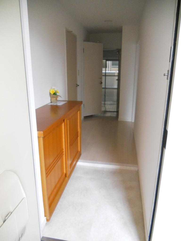 Entrance. With shoebox