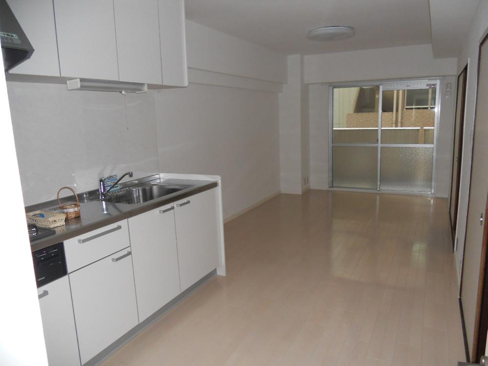 Living. Living room facing the Japanese-style room of 2 between the More ☆ You can use spacious because the Japanese-style room is facing!