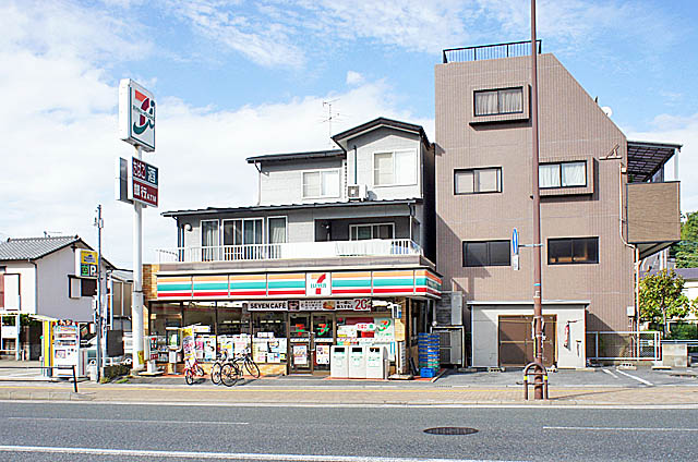 Convenience store. 300m to Seven-Eleven (convenience store)