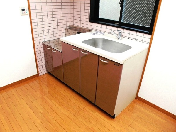 Kitchen. Gas stove bring-your-own