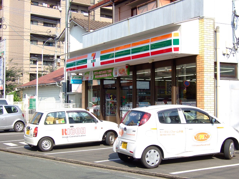 Convenience store. Seven-Eleven Fukuoka Saki 1-chome to (convenience store) 204m