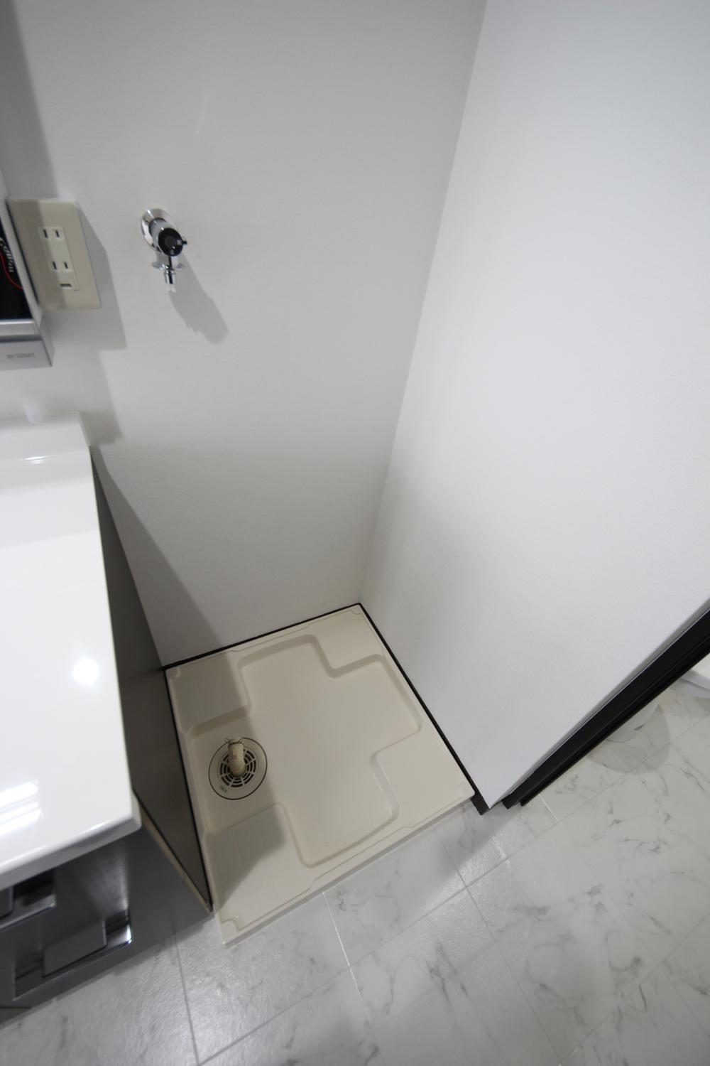 Wash basin, toilet. Local (12 May 2013) Shooting