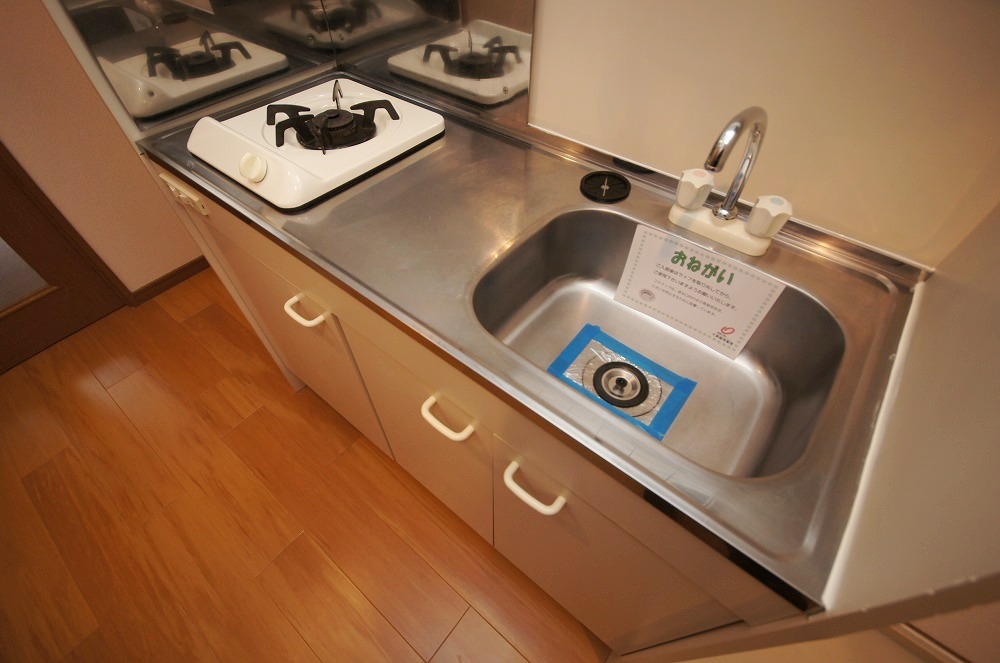 Kitchen. With gas stove!