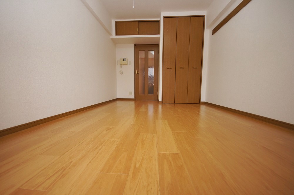 Living and room. Yes upper receiving!