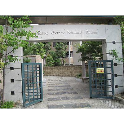 Entrance. Luxury entrance