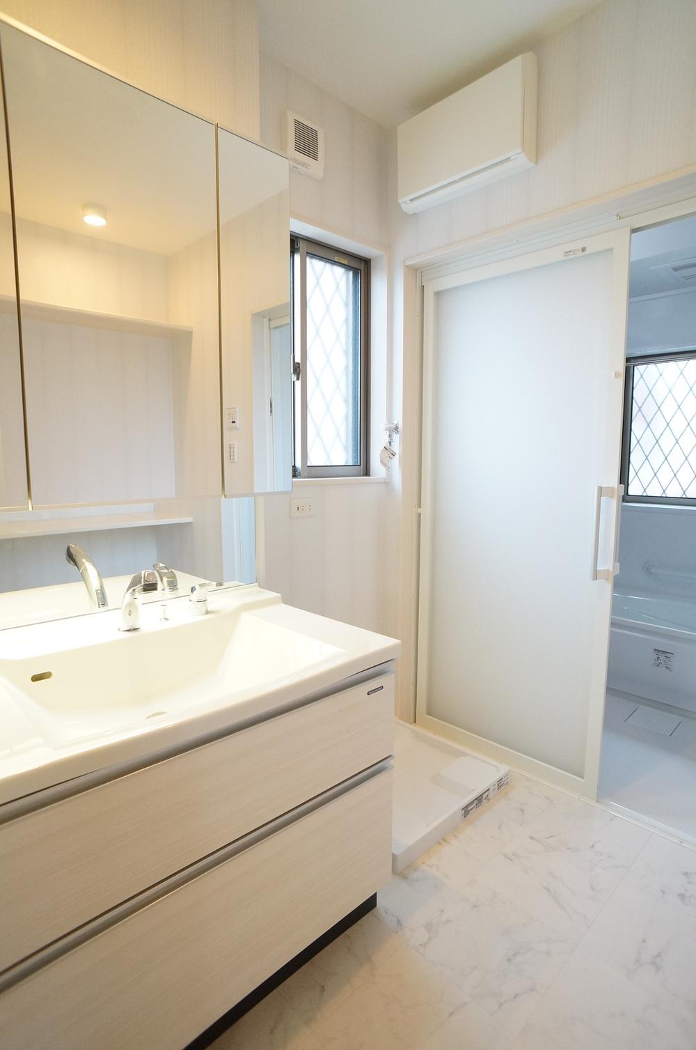 Wash basin, toilet. ◆ ◇ the moisture tends to collect washroom there is a window thinking "breathable", "lighting". "Moisture measures" looks thorough ◇ ◆