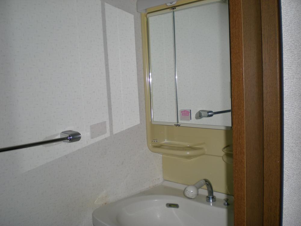 Wash basin, toilet