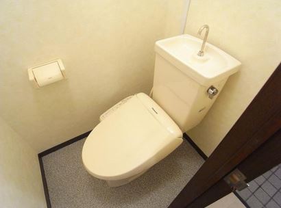 Toilet. bus ・ It is another toilet