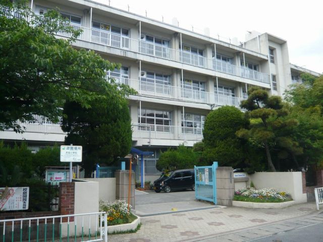 Primary school. 1200m until the Municipal Akasaka elementary school (elementary school)