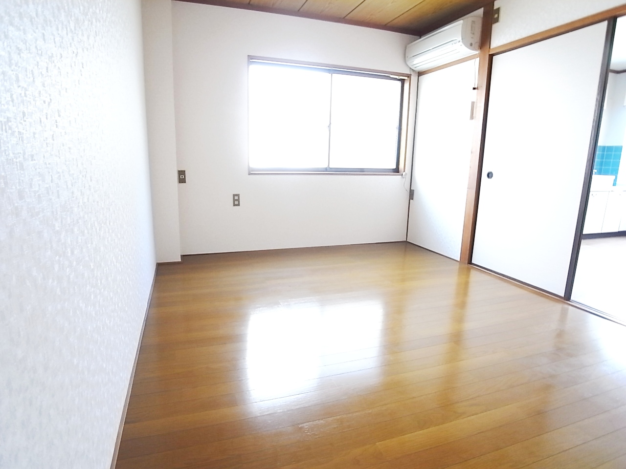 Living and room. Day is good