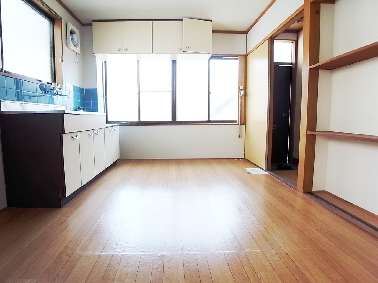 Living and room. Cupboard also put spacious dining