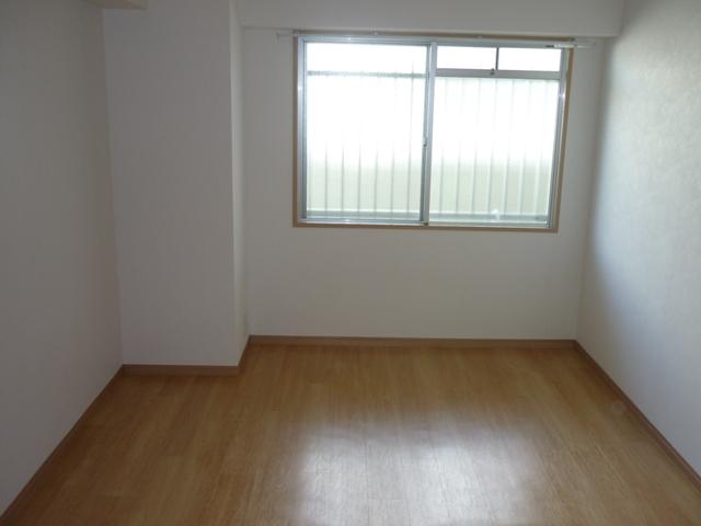 Non-living room. Entrance next to the bright Western-style
