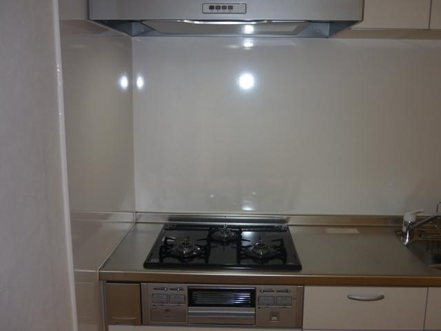 Kitchen. 3-burner stove