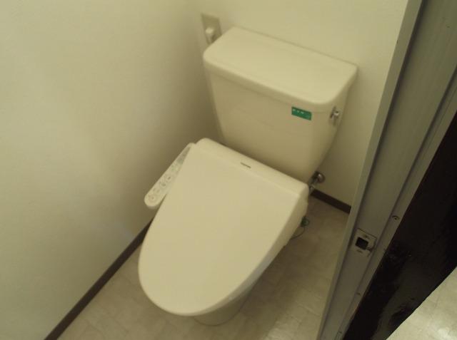 Toilet. Indoor (11 May 2013) Shooting