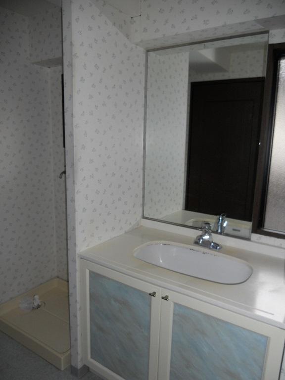Wash basin, toilet. Wash basin