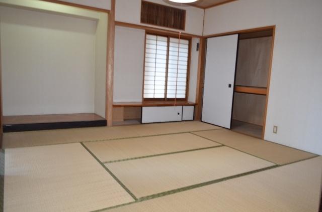 Non-living room. Two-sided lighting! 8 quires of Japanese-style room