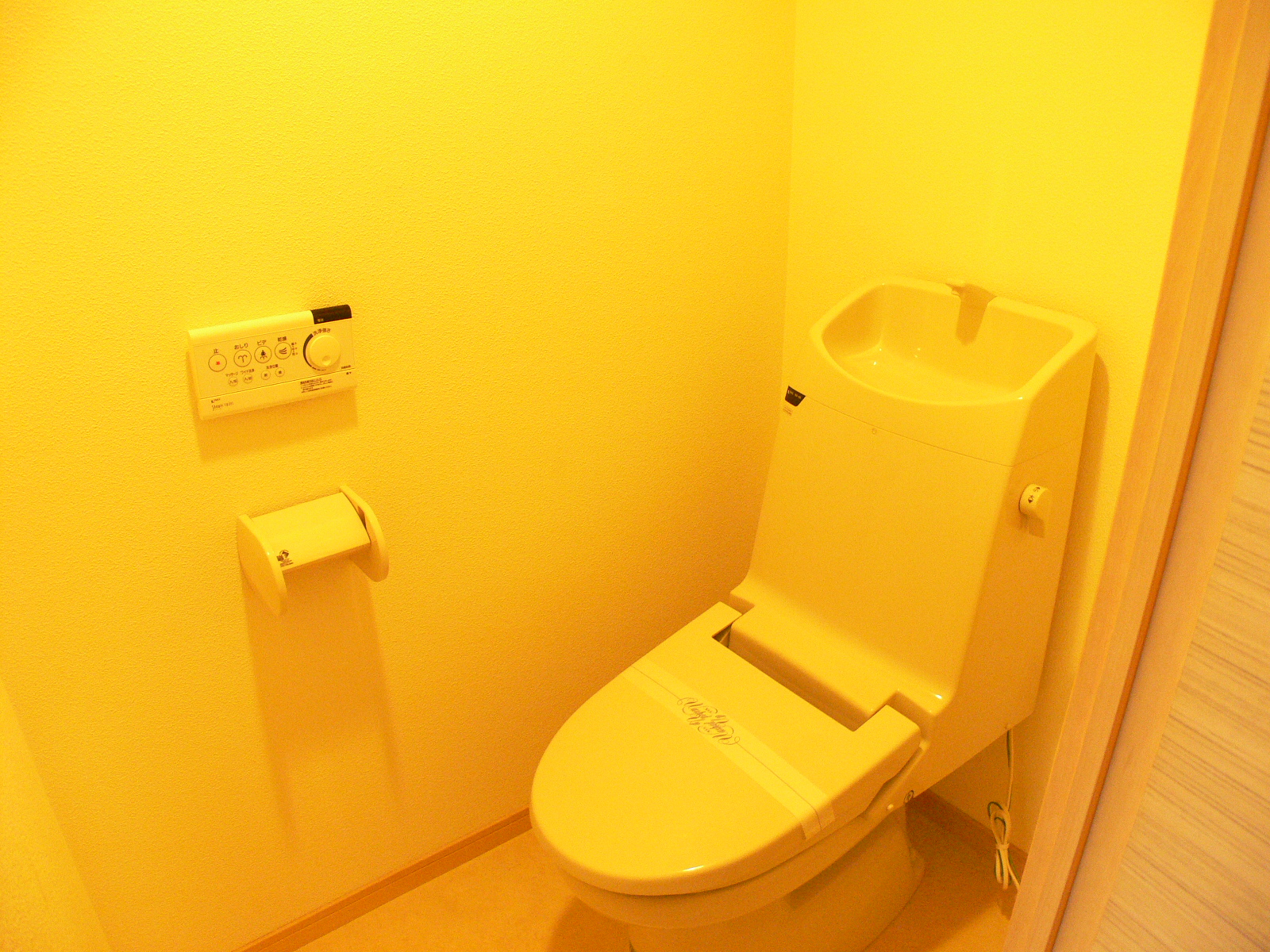 Toilet. Washlet equipped.