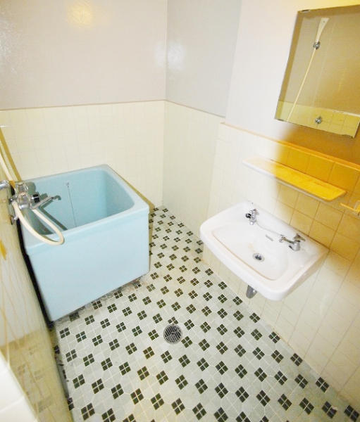 Bath. Spacious bathtub