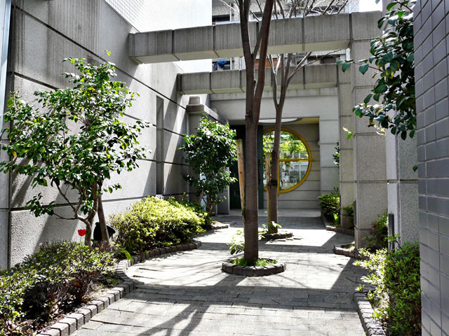 Building appearance. Entrance