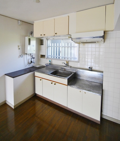 Kitchen. Dishes also be fun going