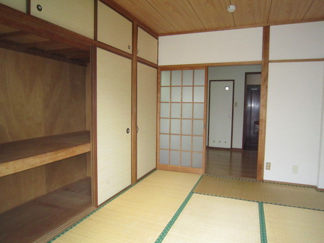 Living and room. Wall-to-wall storage