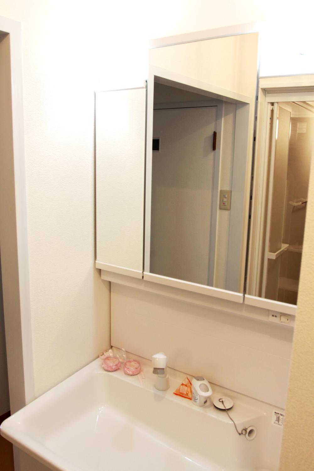 Wash basin, toilet. It is the washstand